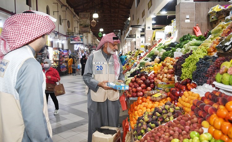 الصديقي خلال التفتيش على الفواكه (محمد هاشم)