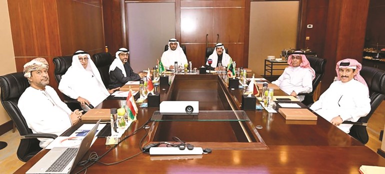رؤساء الجمعيات الصحافية الخليجية خلال اجتماعهم في المنامة