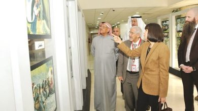 السفيرة الأميركية كارين هيديكو ساساهارا خلال زيارتها جمعية الهلال الأحمر الكويتي
