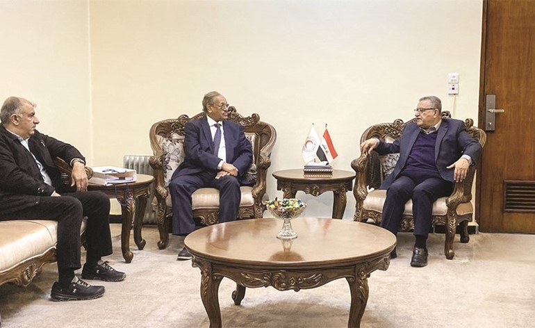 أنور الحساوي خلال اللقاء مع رئيس الهلال الأحمر العراقي ياسين أحمد