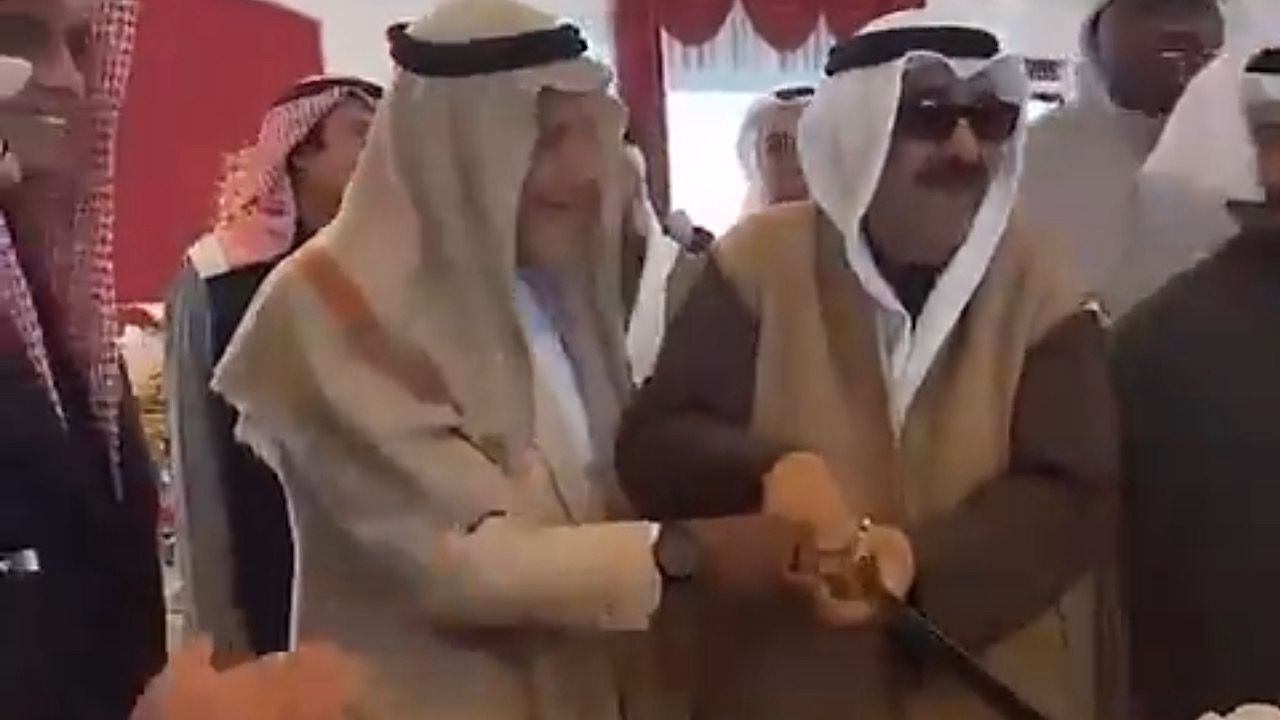 أمير الكويت يحضر مأدبة غداء على شرف سموه في مزرعة عزايز٠٠فيديو