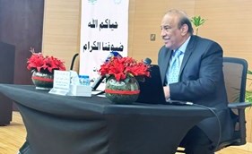 د.خالد الصالح متحدثا خلال المحاضرة