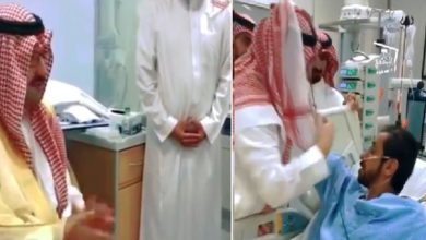 أمير عسير يخلع بشته ويلبسه لأحد أبطال الحد الجنوبي المصابين .. فيديو