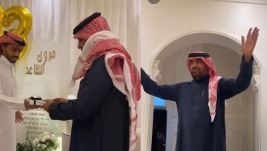 أبناء يحتفلون بتقاعد والدهم على طريقتهم الخاصة في جو عائلي دافئ .. فيديو